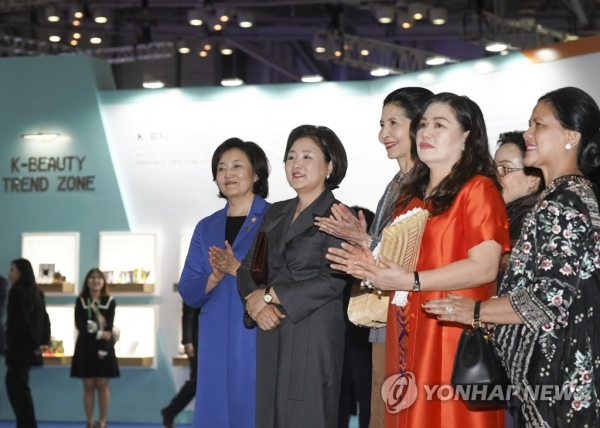 靑김정숙, 아세안 영부인들 상대로 한국 마스크팩 홍보...지금 시국에 과연 적절했나?