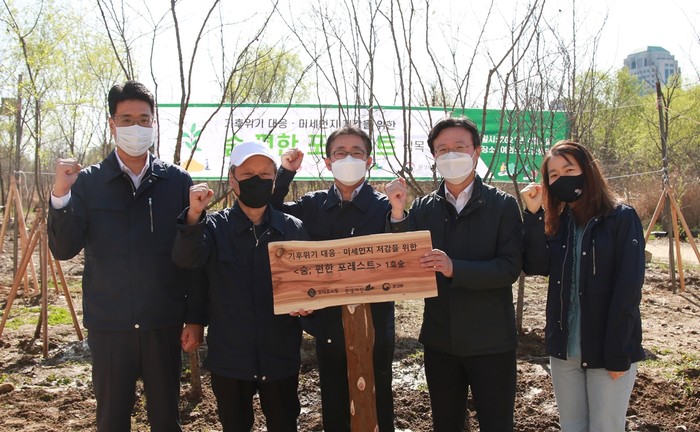 롯데홈쇼핑, 도심 숲 조성 사업 ‘숨;편한 포레스트 1호’ 식목 행사 진행