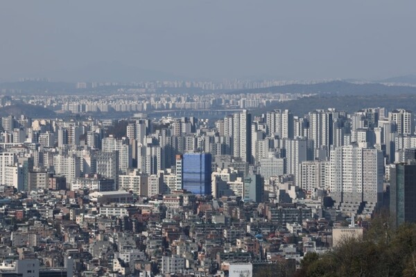 서울 아파트값 2개월만에 하락 전환…매매건수는 증가 전망