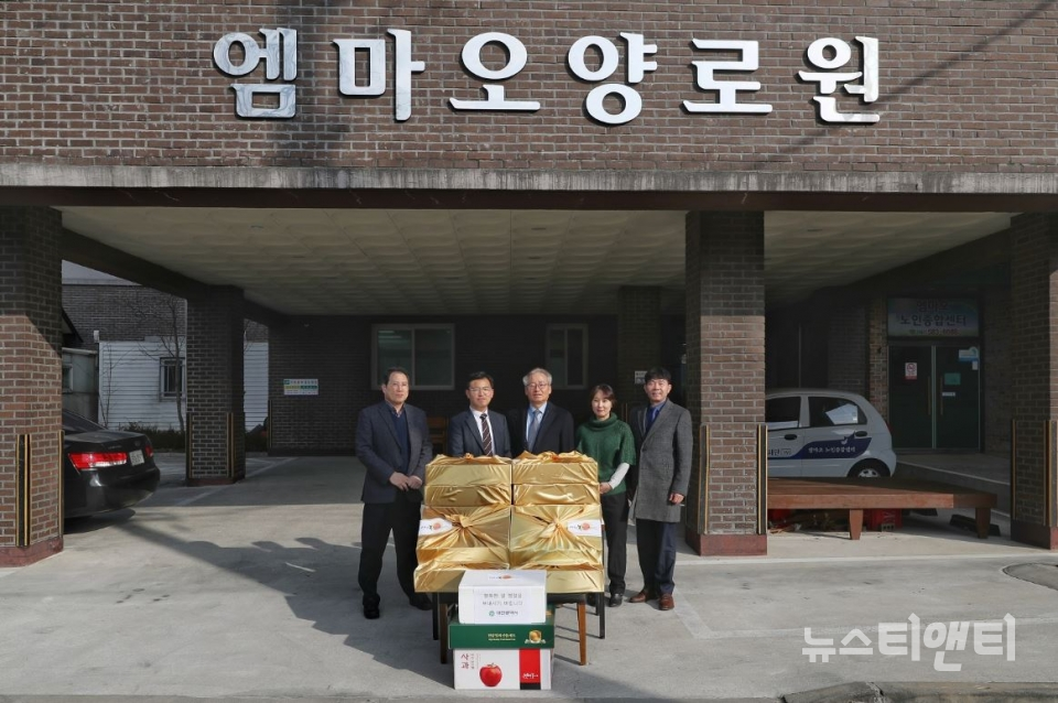 [포토] 김재혁 정무부시장, 엠마오 노인시설 방문 위문품 전달