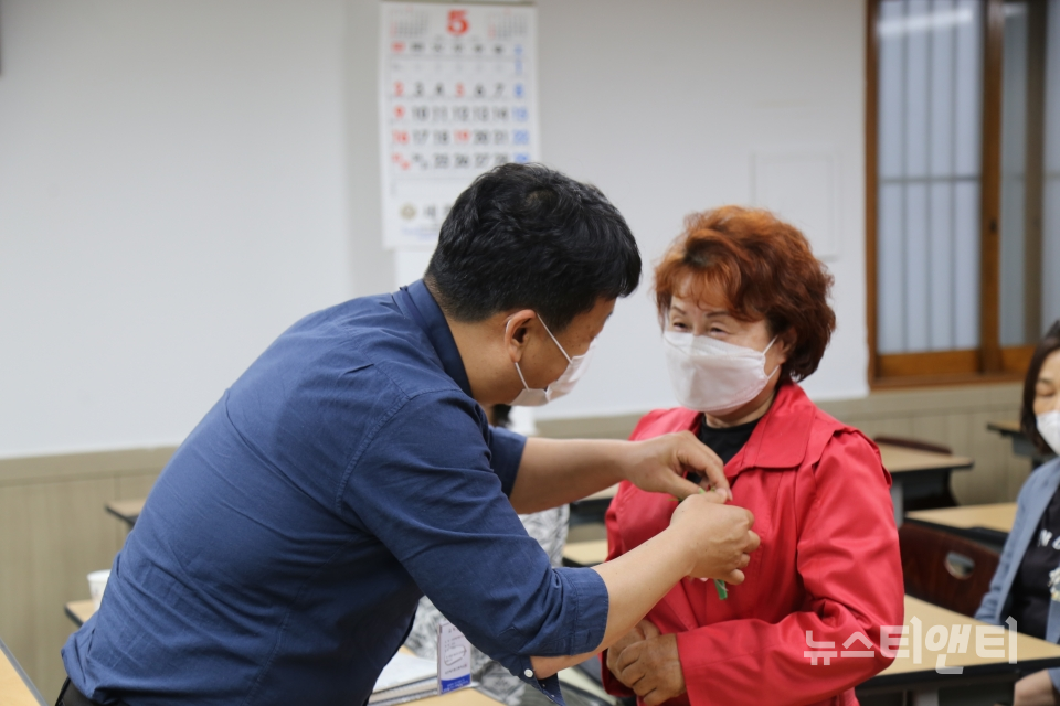 대전예지중고등학교 만학의 가슴에 꽃을 달다