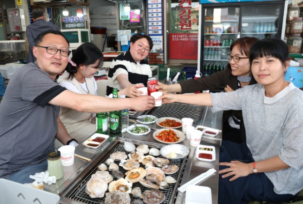 싱싱한 수산물 맛보세요!...태안서부시장 해산물 구이장터 개장