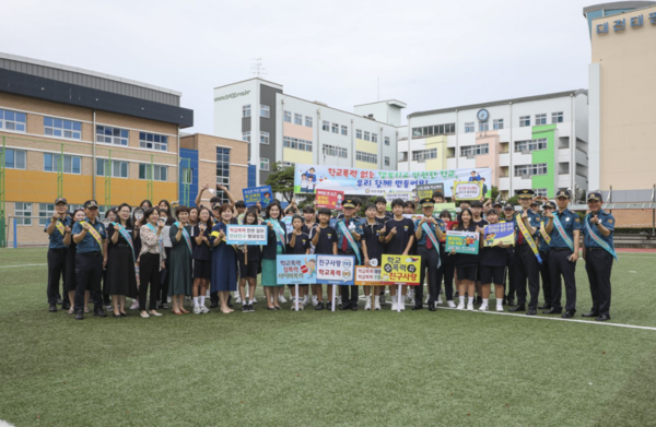 대전태평중중학교, 경찰과 함께하는 등굣길 학교폭력예방 캠페인 진행