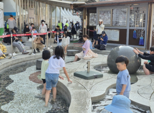 아산시 온양온천역 족욕 체험장 새 단장 완료