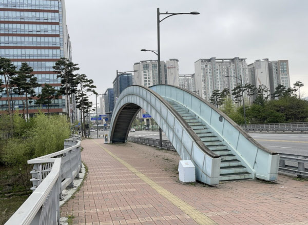 볼 때마다 어이없네…판교에 설치된 뜬금없는 육교