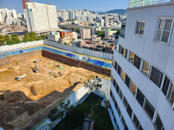 창문도 못 열고 살아요…재개발지 한복판에 나홀로 선 아파트