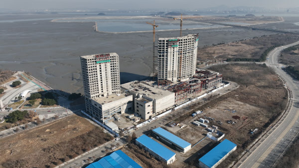 그냥 부숴라 사업비만 9000억 영종 미단시티 리조트, 수도권 최대 흉물로