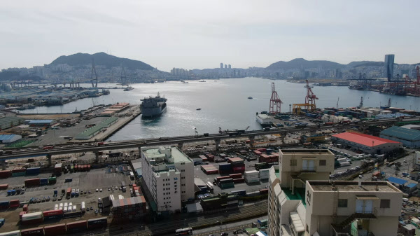 노인과 바다만 남을 판 백화점도 대학교도 문 닫은 제2 도시 부산