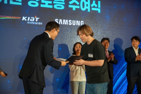 주식회사 디엔지니어, 삼성전자 플렉서블 디스플레이 장치 특허 확보