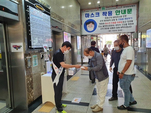화성 메인프라자 상가관리단, 발열체크·마스크 무료 배포 등 코로나19 방역 실천