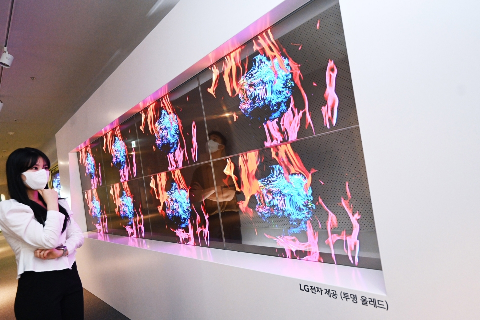 LG전자, 동대문디자인플라자(DDP)에 투명 올레드 사이니지로 미디어아트 상설 전시