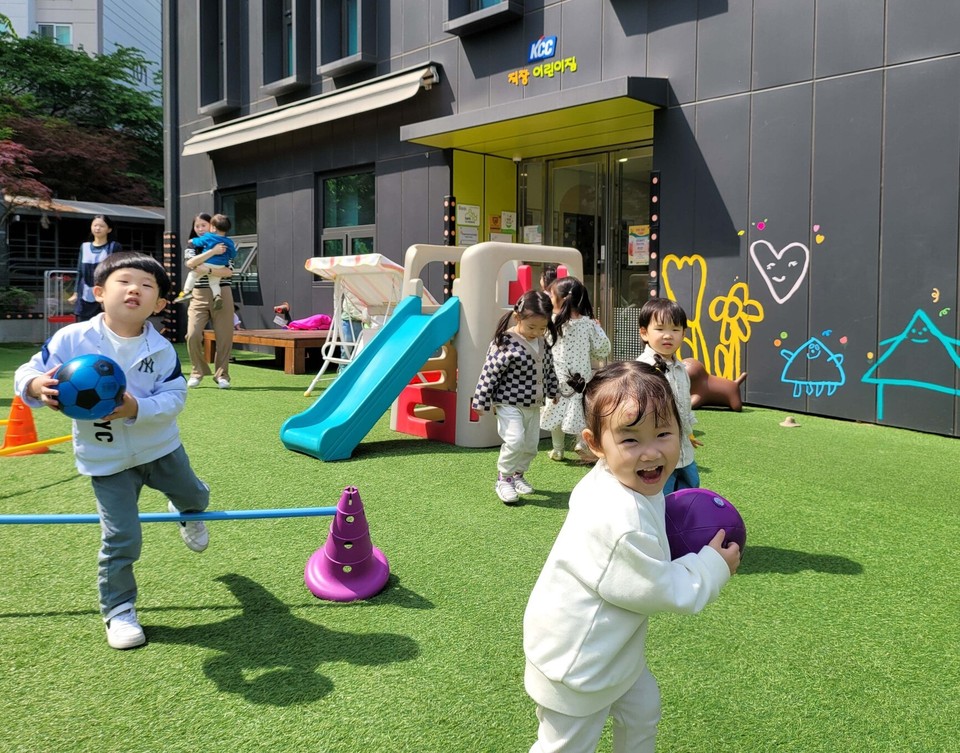 [포토뉴스] 어린이날 앞두고 함박웃음 가득한 KCC 사내 어린이집