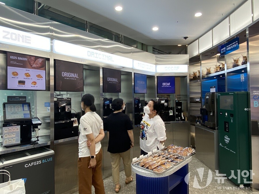 [현장] 밤12시엔 무인 편의점 변신…GS25 DX 랩 가보니