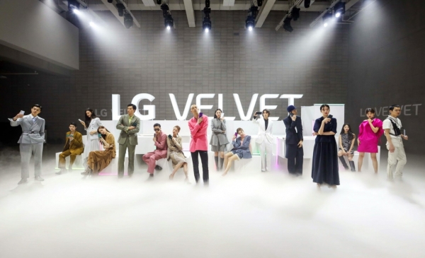 LG 벨벳, 패션쇼 컨셉 디지털 런웨이 무대에서 첫 공개