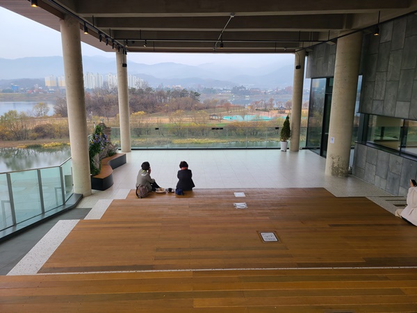 [이색매장 탐방] 스타벅스 양평 DTR점, 남한강이 주는 힐링 체험