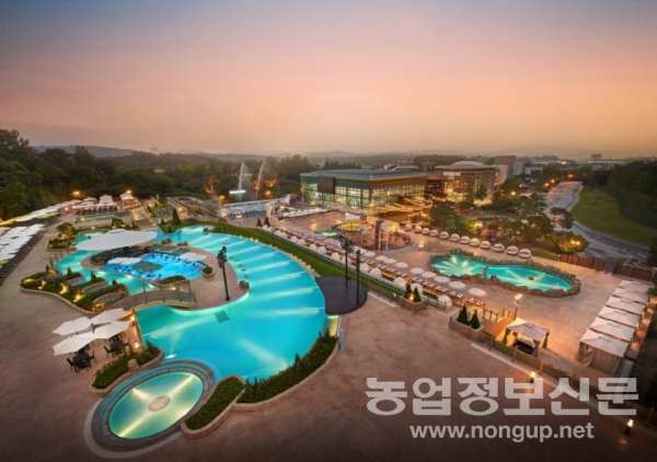노천온천과 감성 캠핑 카라반 `테르메덴 풀앤스파` 리뉴얼 오픈