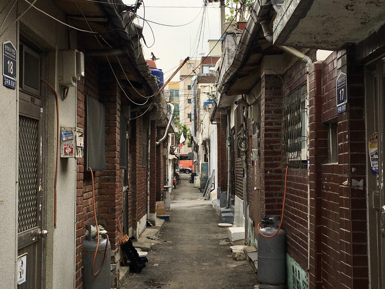 기다란 지붕 밑 오색 부화장, 산곡동