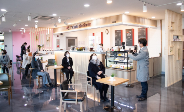 청라국제도시에 노인일자리 카페 리본 문열어