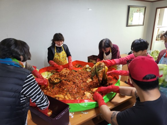 교사와 학생이 함께 버무린 김장, 하늘샘학교의 산교육