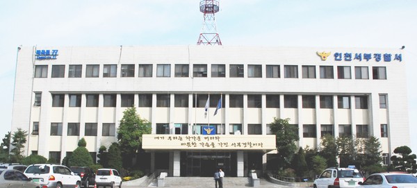 무인상점 키오스크 부수고 70만원 훔친 10대 2명 입건