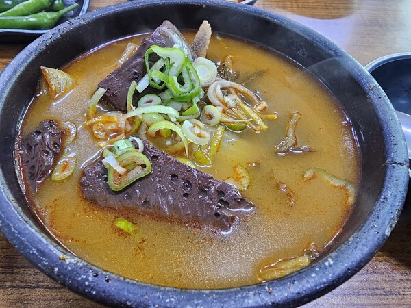 [하응백의 먹고사는 이야기] 서울식 해장국... 술 땡기는 양·선지·콩나물  바로 이맛이야