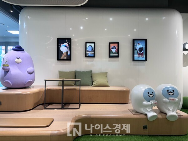 [업계만화경] 은행 지점에 웬 카페? 신한 카페스윗 쏠가보니…