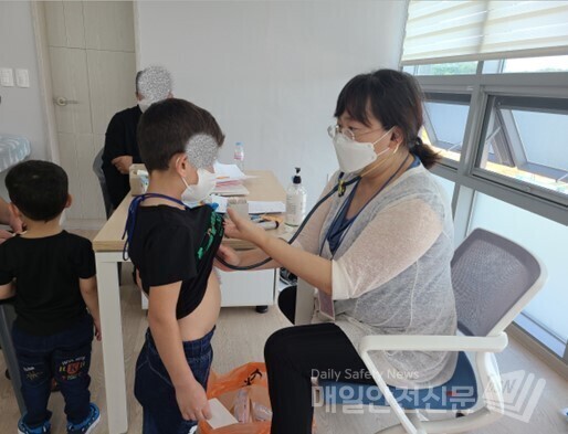 소아과 전문의 부족 속 서울 강남과 강북 각 4곳 동네의원, 평일 야간에도 아픈 아이 진료한다