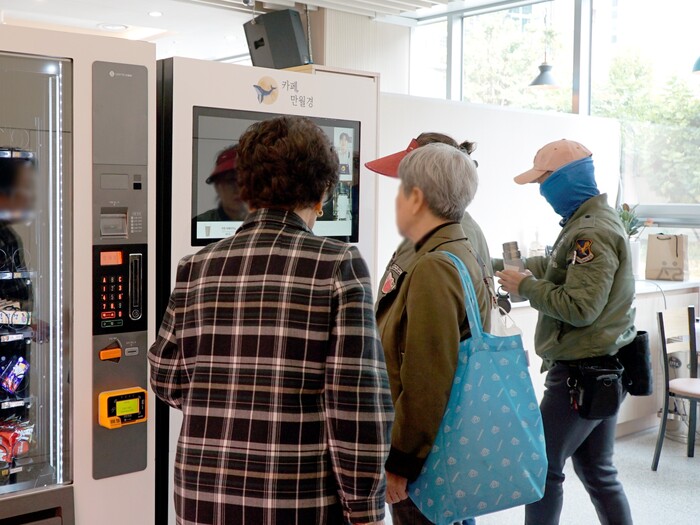 유통업계, ‘디지털 약자’ 시니어계층 위한 활동 전개