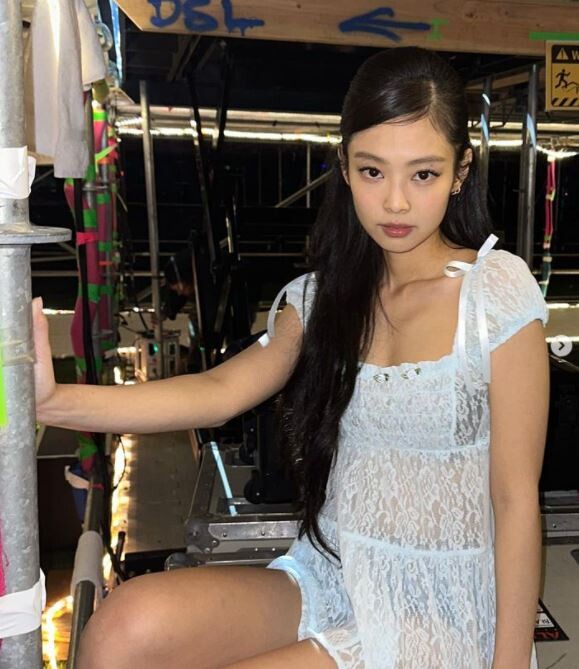 블랙핑크 제니, 해외 스케줄 중 실내 흡연 추정 모습 포착 돼 온라인에 퍼져 충격