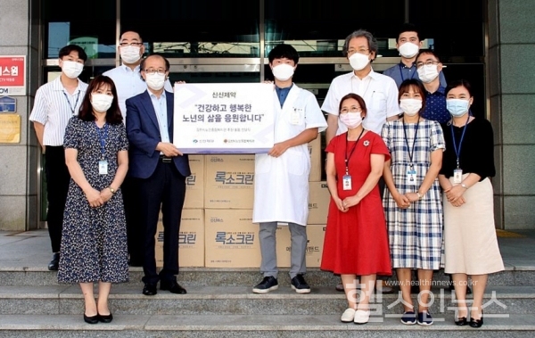 신신제약, 김천시 노인종합복지관에 파스 등 제품 후원