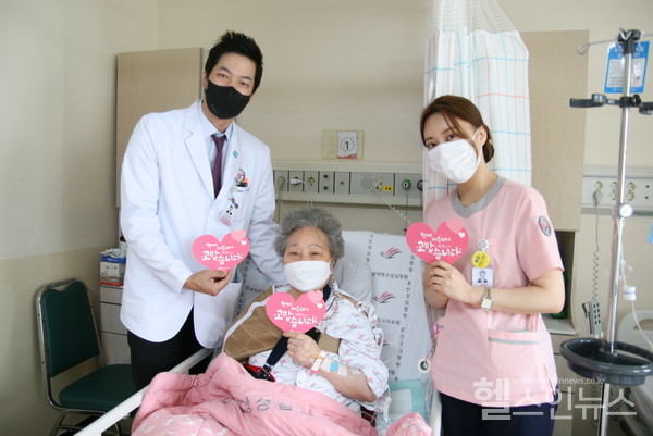 퇴원한 환자가 병원에 기부금 전달