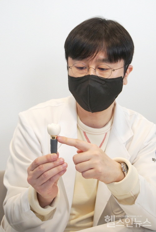 [소재현 원장 건강칼럼] 치주질환으로 상실된 치아, 임플란트 치료 시 뼈이식 고려해야