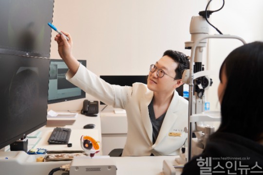 스마트폰 사용 습관, 망막 질환 유발할 수 있어... 젊은이도 안심 금물 [김상원 원장 칼럼]