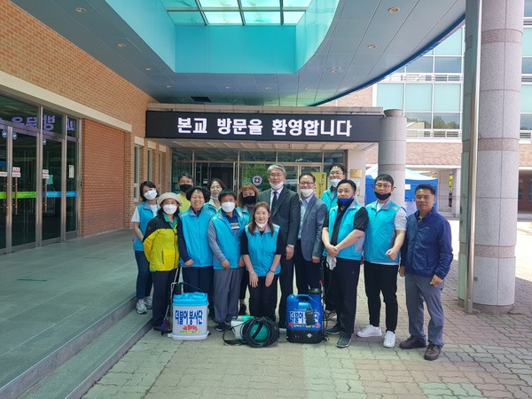 더불어봉사단(원주을지역), 태장중학교 등교 전 방역 봉사 활동 전개