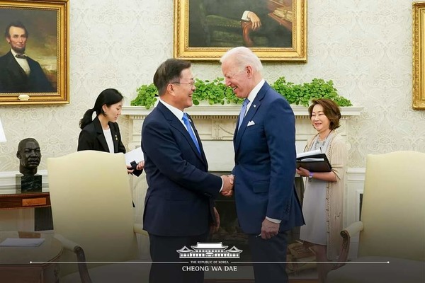[속보]외교부 바이든이 문 대통령 피했다? 전혀 사실아냐..미국, 언제 어디서든 어떠한 이슈 논의준비