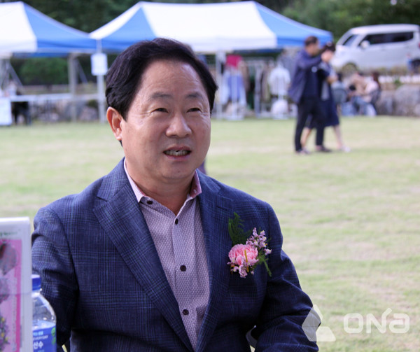 농인 화가 캐리커처 모델이 된 주광덕 시장..물골안 상인회 드림페스티벌