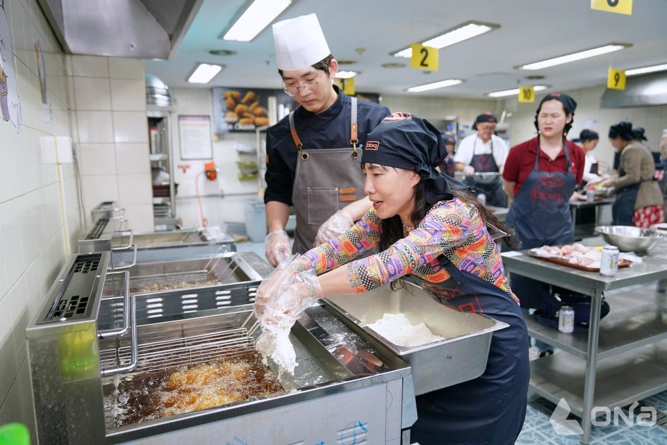 BBQ 치킨대학 치킨캠프 해외 관광객 4천여명 참여