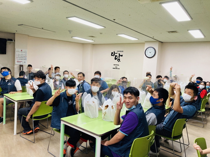 노랑통닭, ‘착카’로 동두천장애인보호작업장에 치킨 나눔 실시