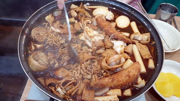 [전수영의 낚고 먹고] 인천의 분식 성지 늘봄분식, 즉석떡볶이 굿·우동 최고