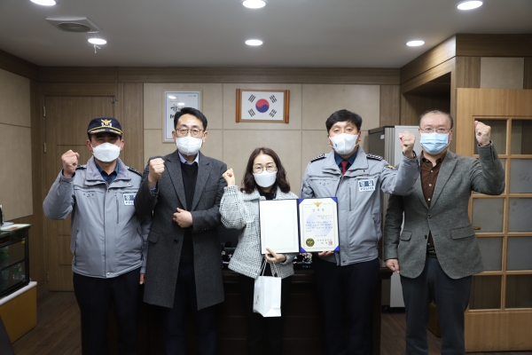 의성경찰서, 대면편취 전화금융사기 피해막은 은행원에 감사장 전달