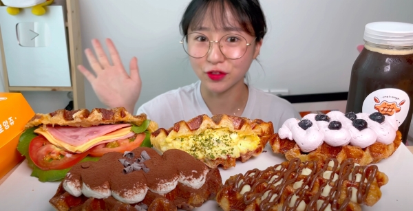 유튜버 코저트 크로플 브랜드 크로앙쥬 먹방 영상 공개