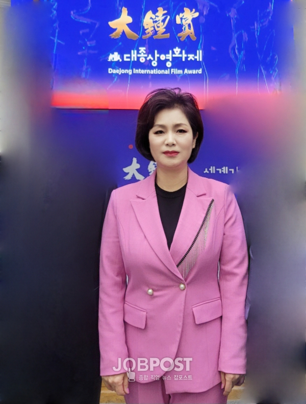 배우 김류경, 제58회 대종상영화제에서 레드카펫 핑크빛 런웨이