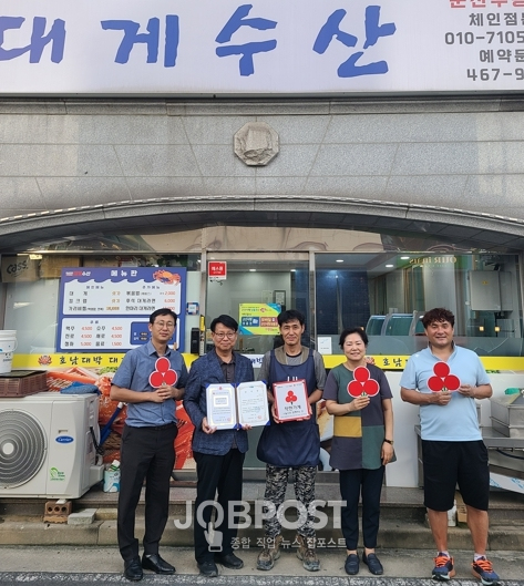 군산시, 휘드미혜김 아틀리에와 대게수산 방문 착한가게 현판 전달