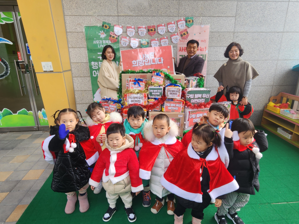 광주 우산동 구립 행복우산 어린이집, 아기산타들 라면트리 기부