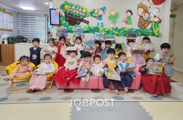 아가월드 원주지사, 맑은샘어린이집에 설 맞이 도서 후원