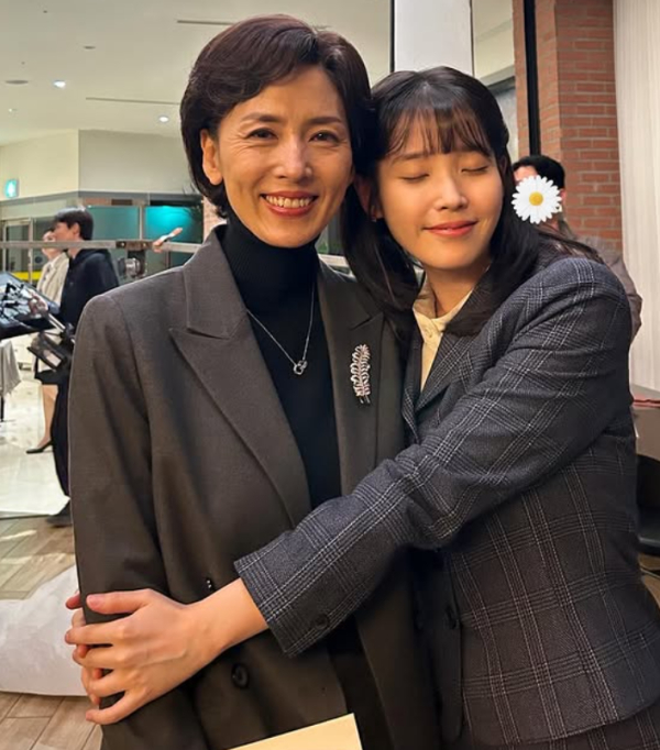 아이유, 故 강명주와의 다정한 촬영 비하인드 공개… 유작 속 따뜻한 기억