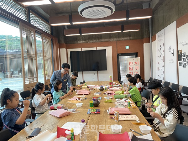 전주 한지골서 한지로 채워지는 가을밤 가족 캠핑