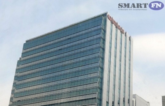 저축은행 디지털 인재 채용 늘리고 영업점은 줄여