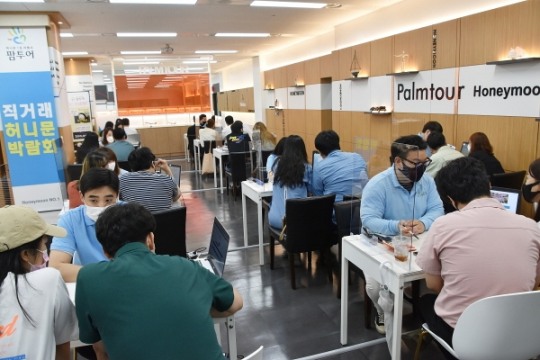 팜투어 허니문박람회 개최...하늘길 열리자 신혼여행 상담 방문 줄이어