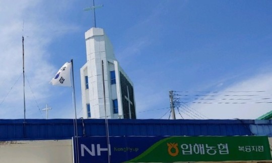 신안군 압해농협 복용지점, 훼손된 태극기 게양해 눈살